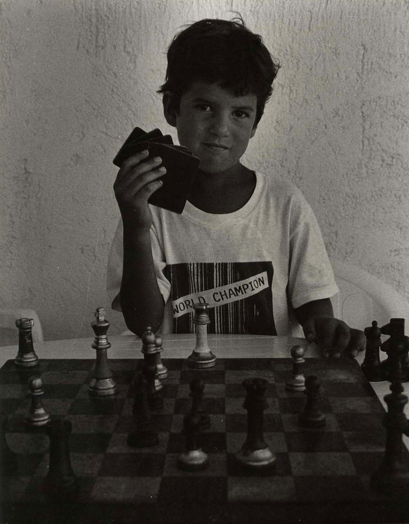 Foto de niño jugando a Ajedrez del Rey Batallador</i>